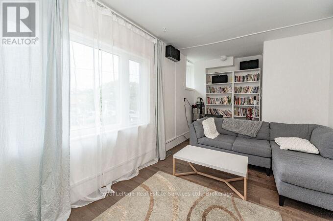 












925 KING STREET W

,
Hamilton (Westdale),




Ontario
L8S1K7

