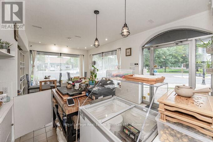 












925 KING STREET W

,
Hamilton (Westdale),




Ontario
L8S1K7


