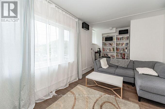 












925 KING STREET W

,
Hamilton (Westdale),




Ontario
L8S1K7

