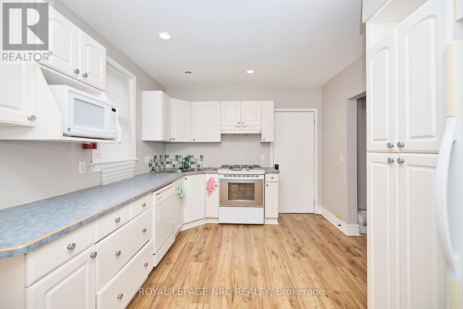 












45 PINE STREET N

,
Thorold (Thorold Downtown),




Ontario
L2V2P1

