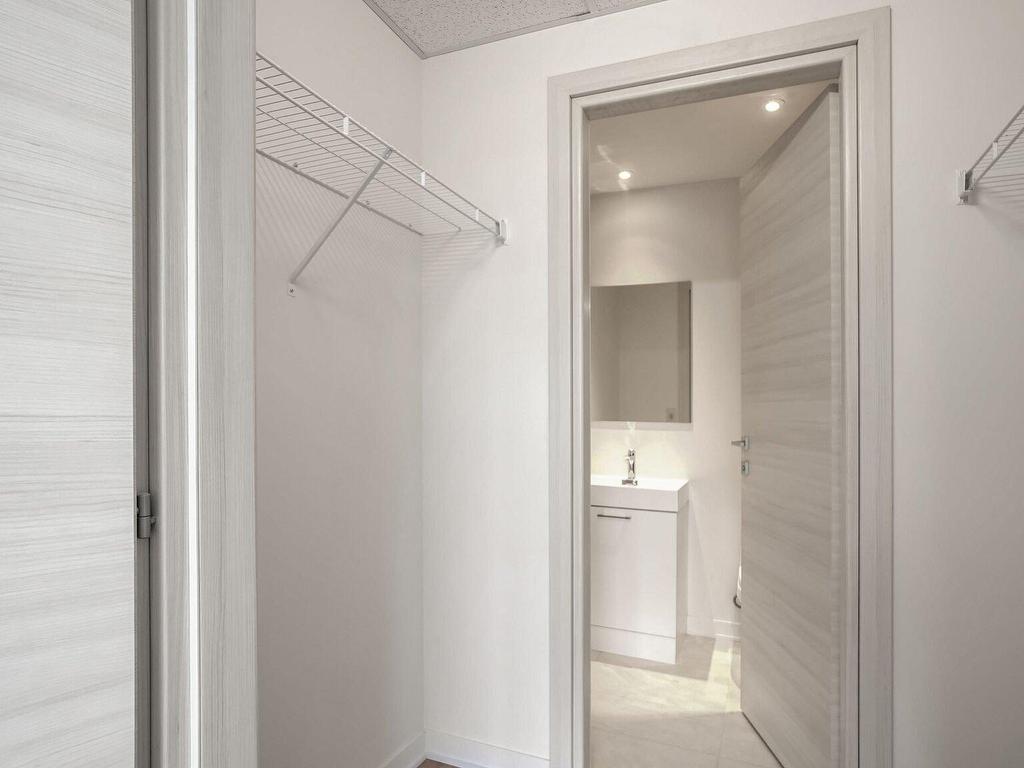 









1485


Rue des Bassins

, 821,
Montréal (Le Sud-Ouest),




QC
H3C1B7

