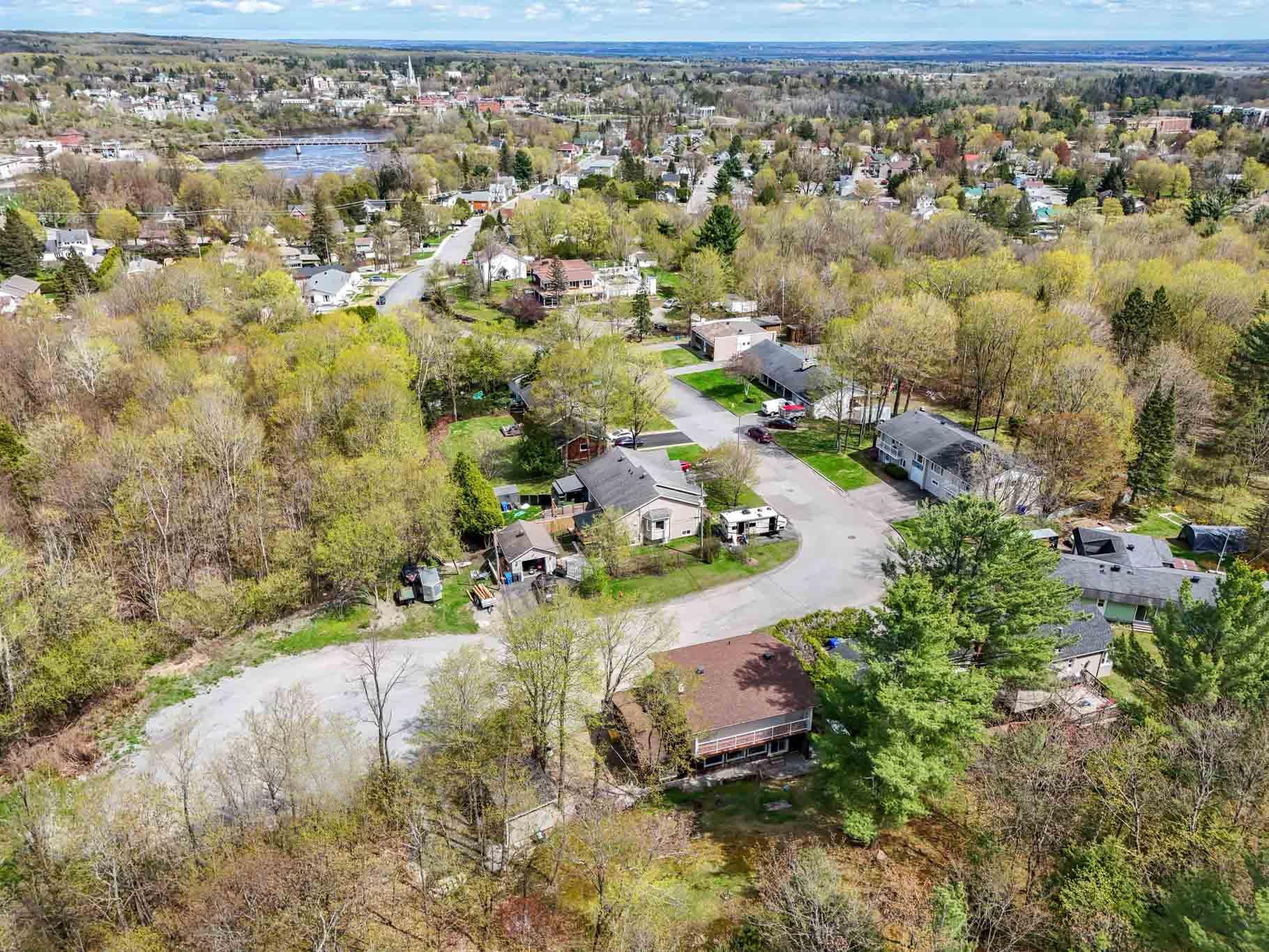 









274


Rue Maclaren O.

,
Gatineau (Buckingham),




QC
J8L1J7

