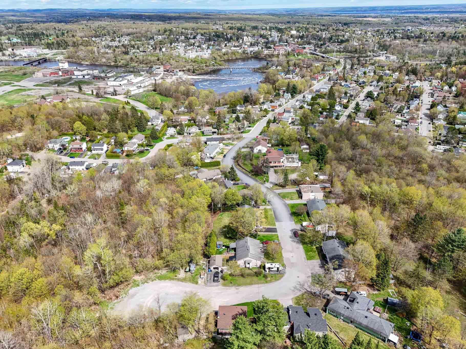 









274


Rue Maclaren O.

,
Gatineau (Buckingham),




QC
J8L1J7

