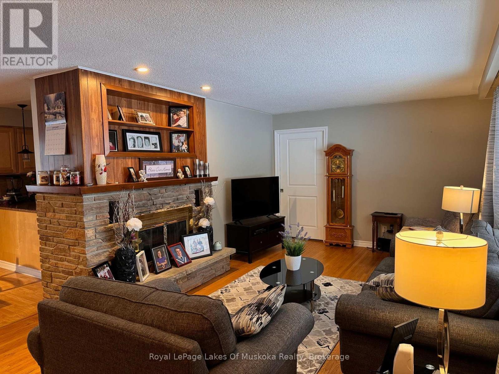 












105 WELLINGTON STREET S

,
Gravenhurst (Muskoka (S)),




Ontario
P1P1B2

