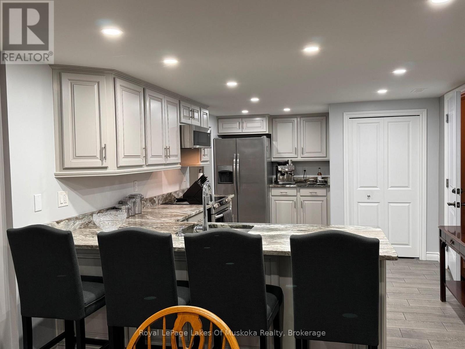 












105 WELLINGTON STREET S

,
Gravenhurst (Muskoka (S)),




Ontario
P1P1B2

