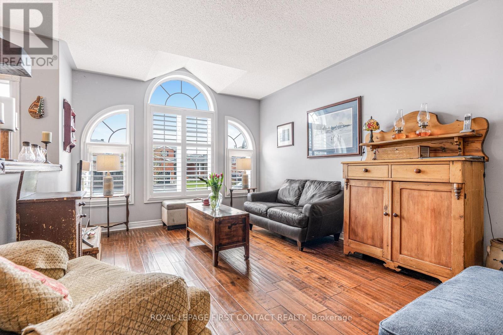 












112 CROMPTON DRIVE

,
Barrie,




Ontario
L4M6N9

