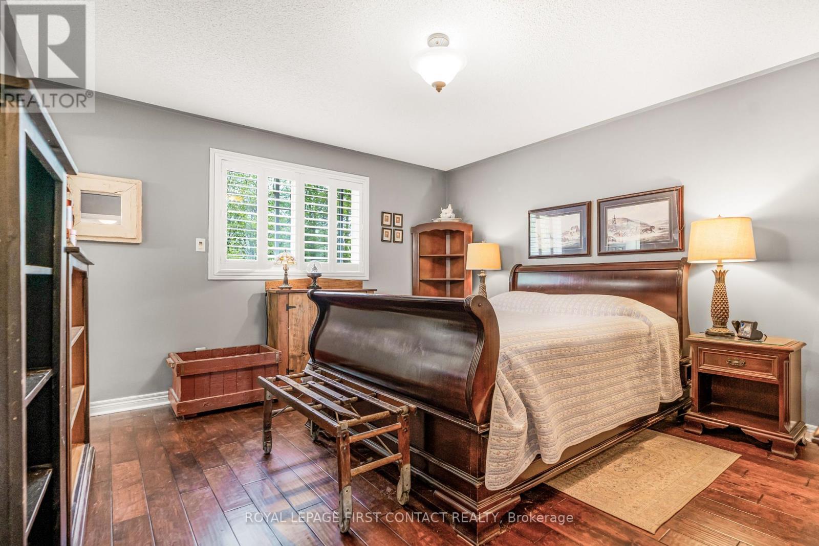 












112 CROMPTON DRIVE

,
Barrie,




Ontario
L4M6N9

