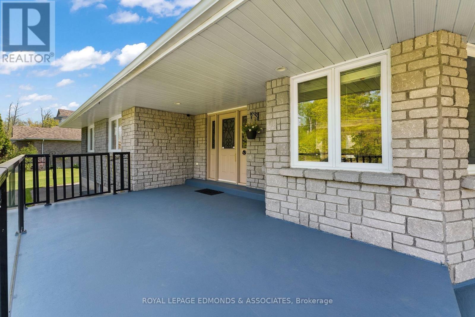 












40 BLUE DANUBE WAY

,
Laurentian Valley,




Ontario
K8A6W2

