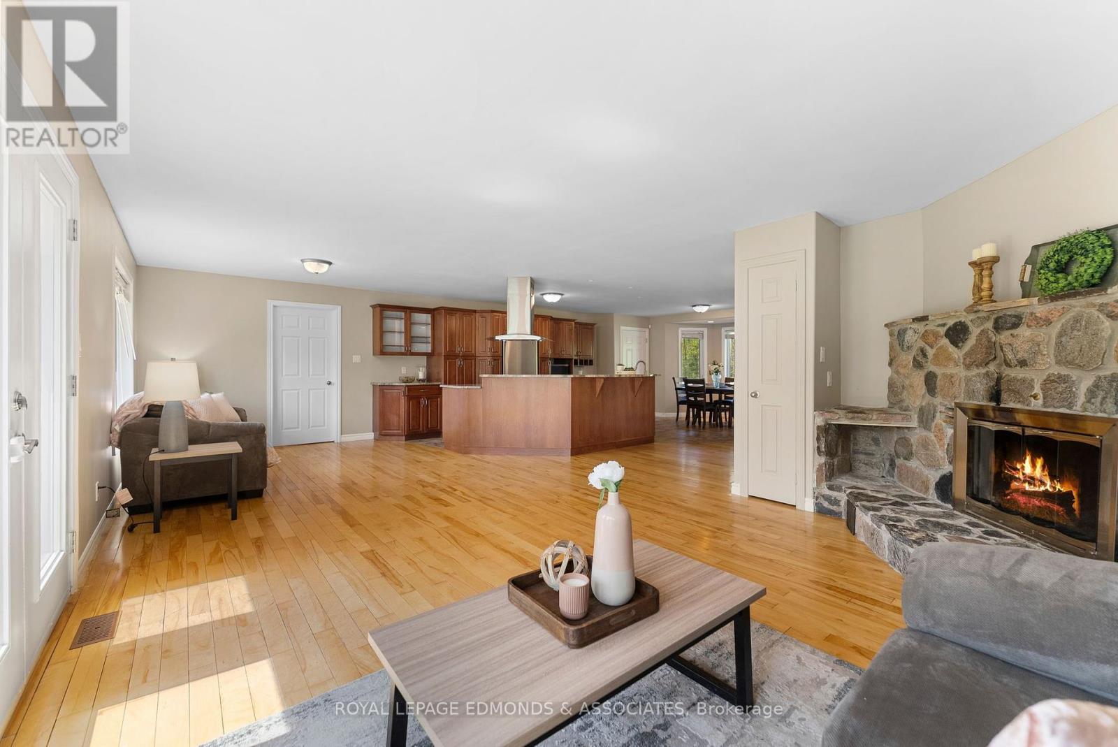 












40 BLUE DANUBE WAY

,
Laurentian Valley,




Ontario
K8A6W2

