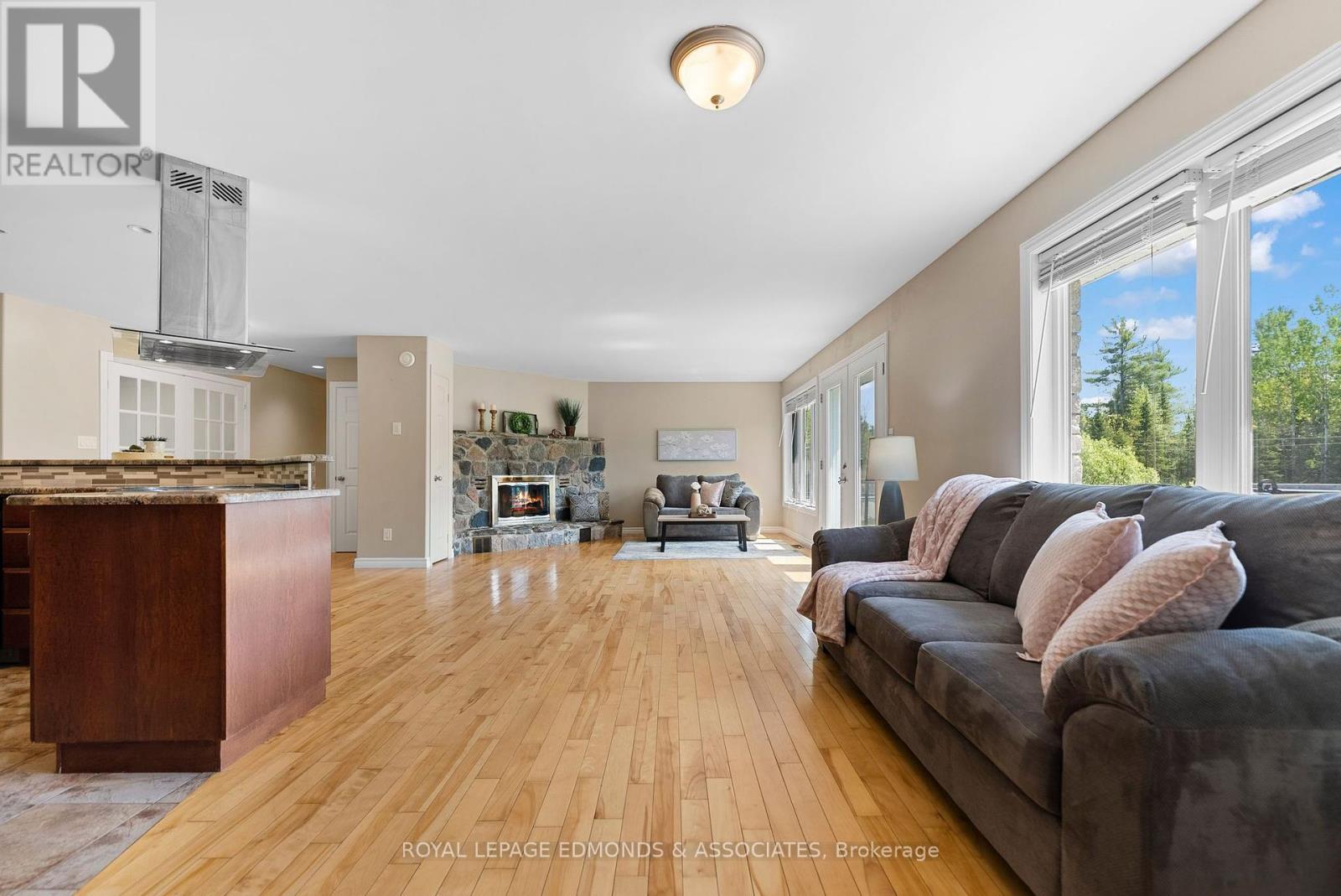 












40 BLUE DANUBE WAY

,
Laurentian Valley,




Ontario
K8A6W2

