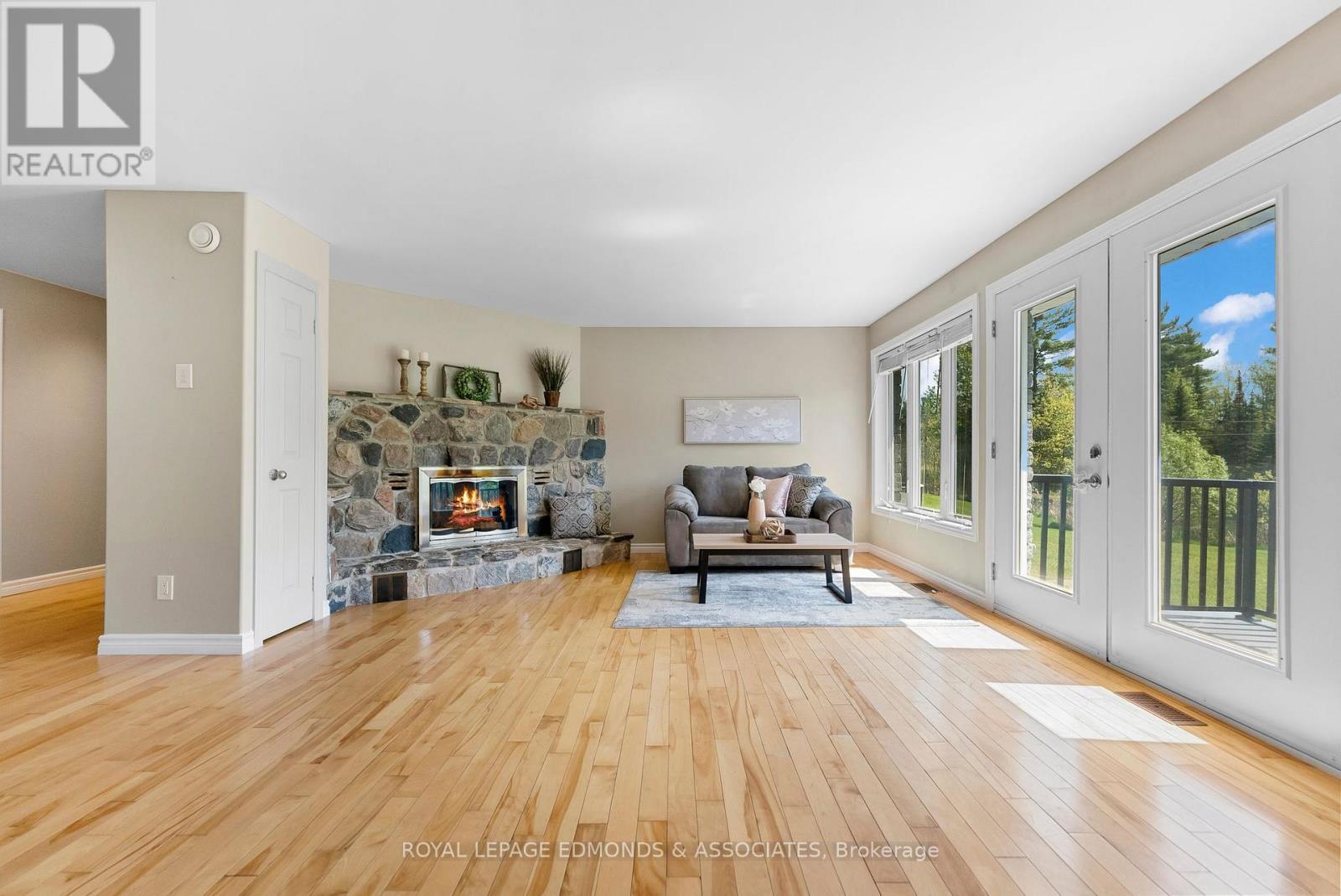 












40 BLUE DANUBE WAY

,
Laurentian Valley,




Ontario
K8A6W2


