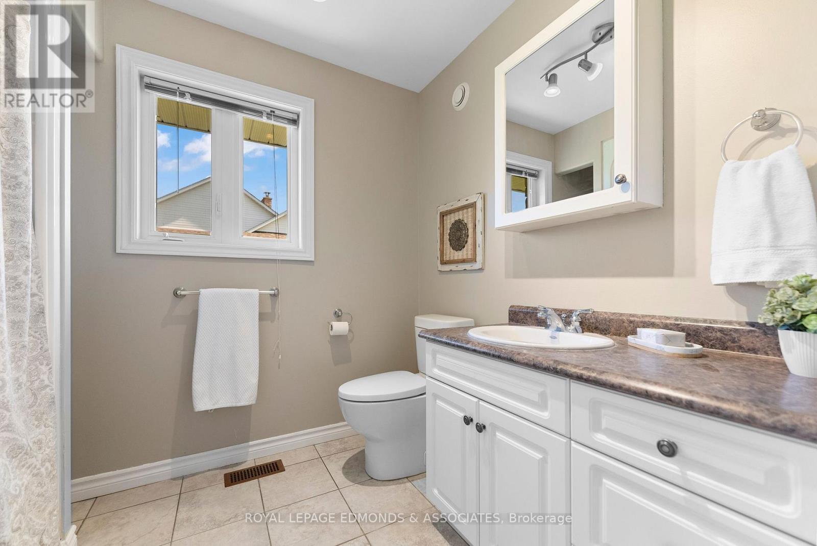 












40 BLUE DANUBE WAY

,
Laurentian Valley,




Ontario
K8A6W2

