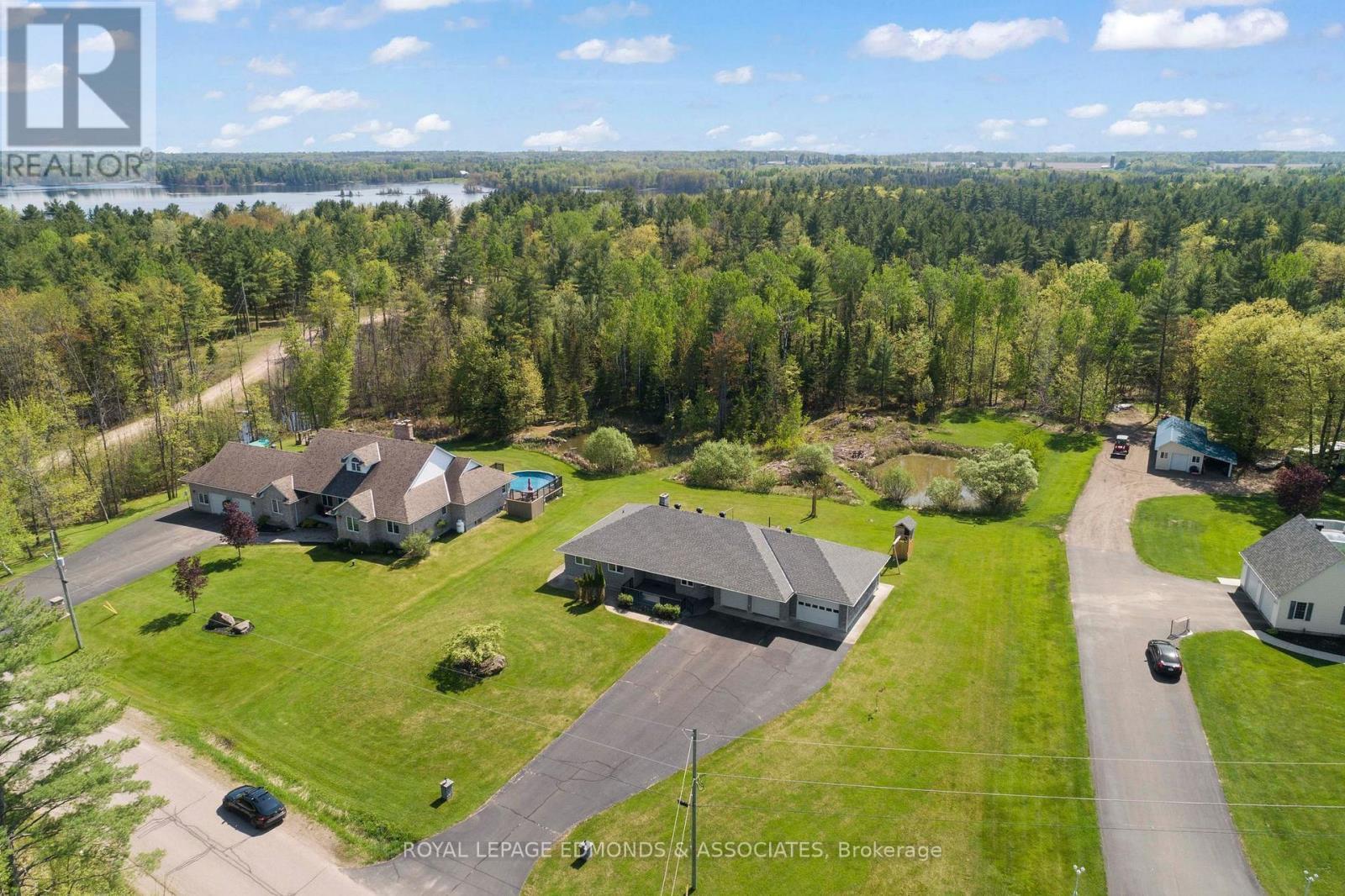 












40 BLUE DANUBE WAY

,
Laurentian Valley,




Ontario
K8A6W2

