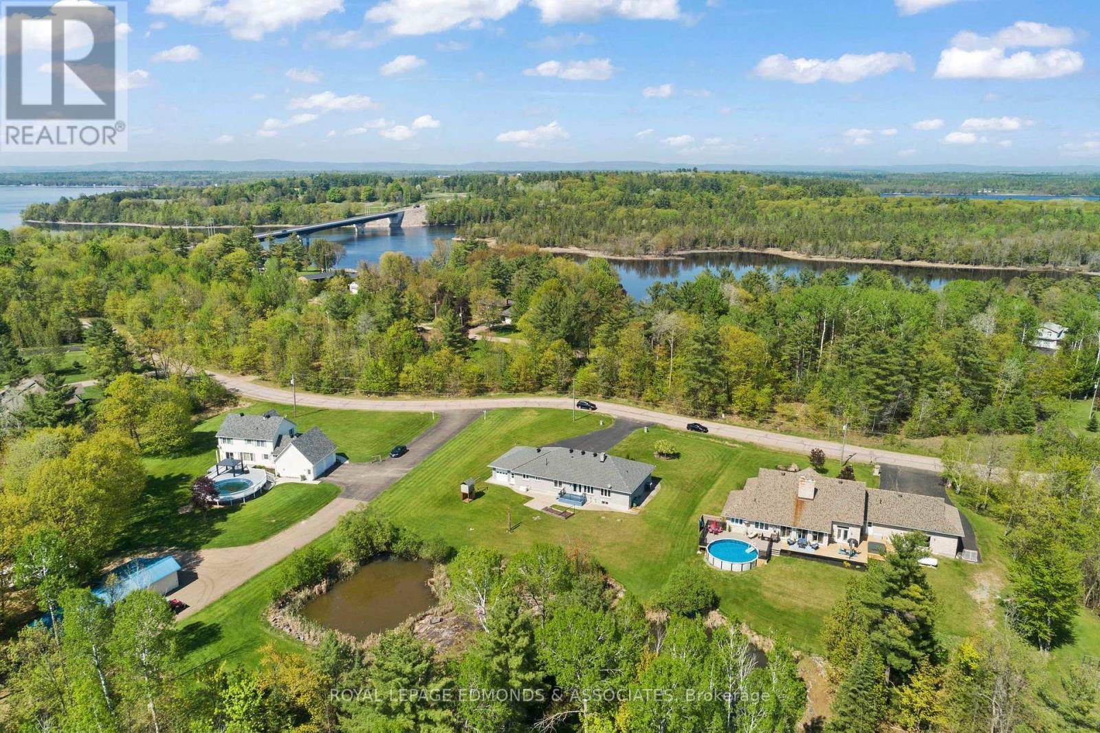 












40 BLUE DANUBE WAY

,
Laurentian Valley,




Ontario
K8A6W2

