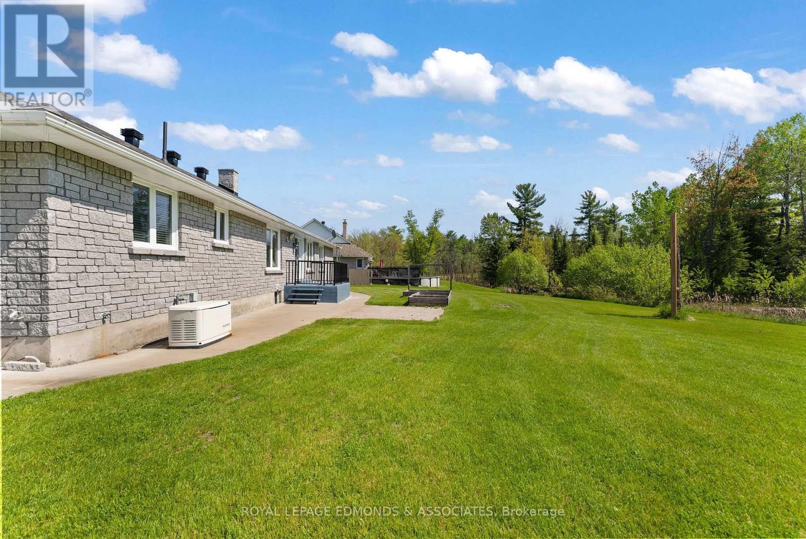












40 BLUE DANUBE WAY

,
Laurentian Valley,




Ontario
K8A6W2

