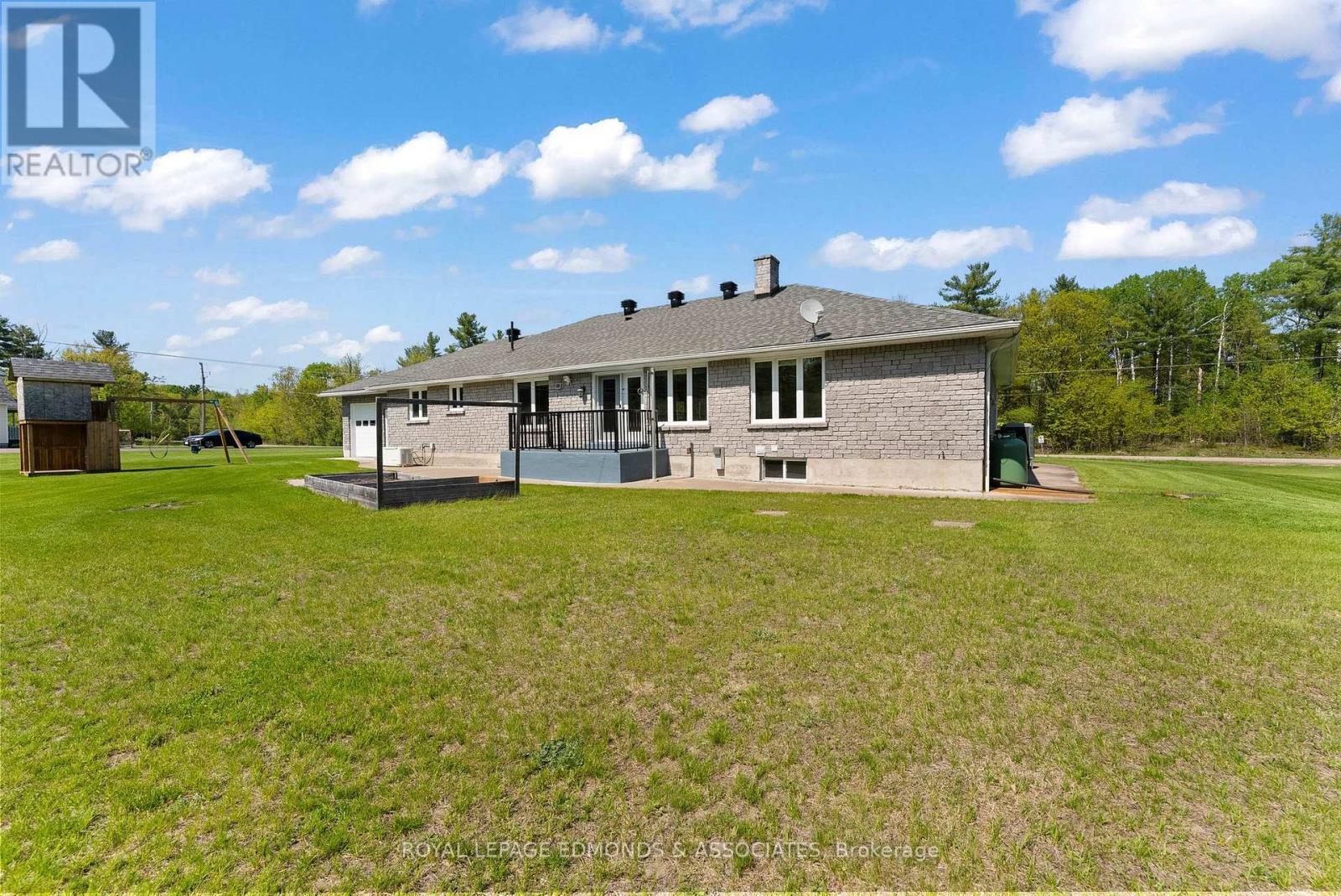 












40 BLUE DANUBE WAY

,
Laurentian Valley,




Ontario
K8A6W2

