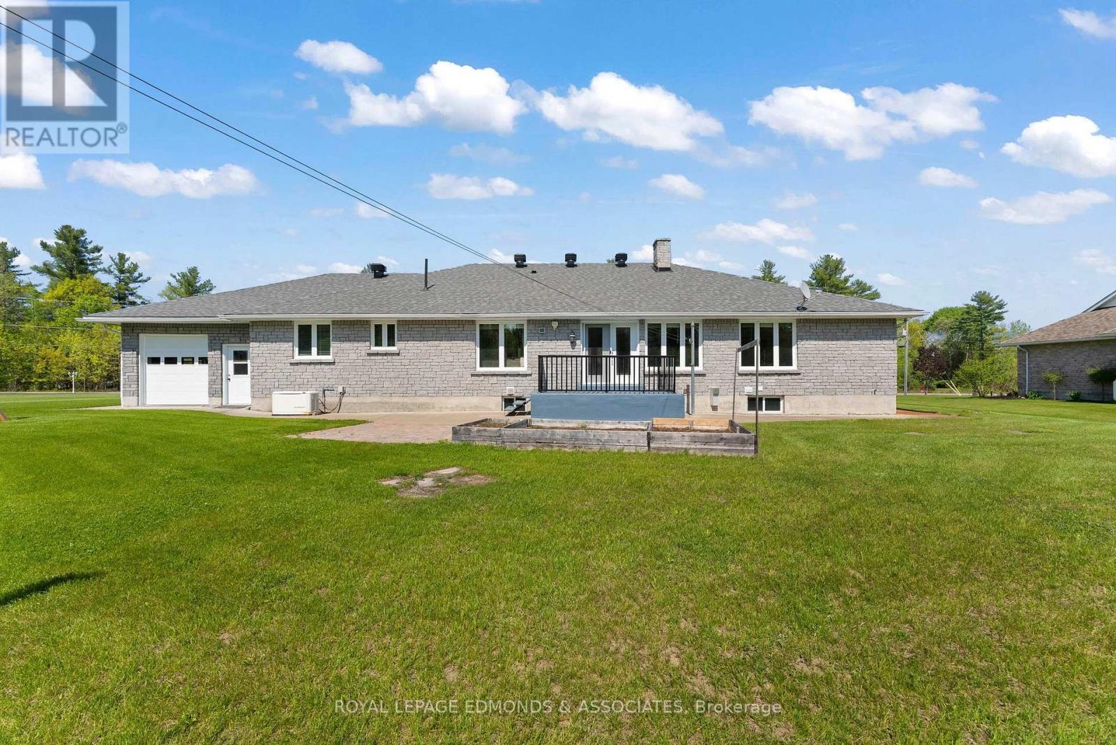 












40 BLUE DANUBE WAY

,
Laurentian Valley,




Ontario
K8A6W2

