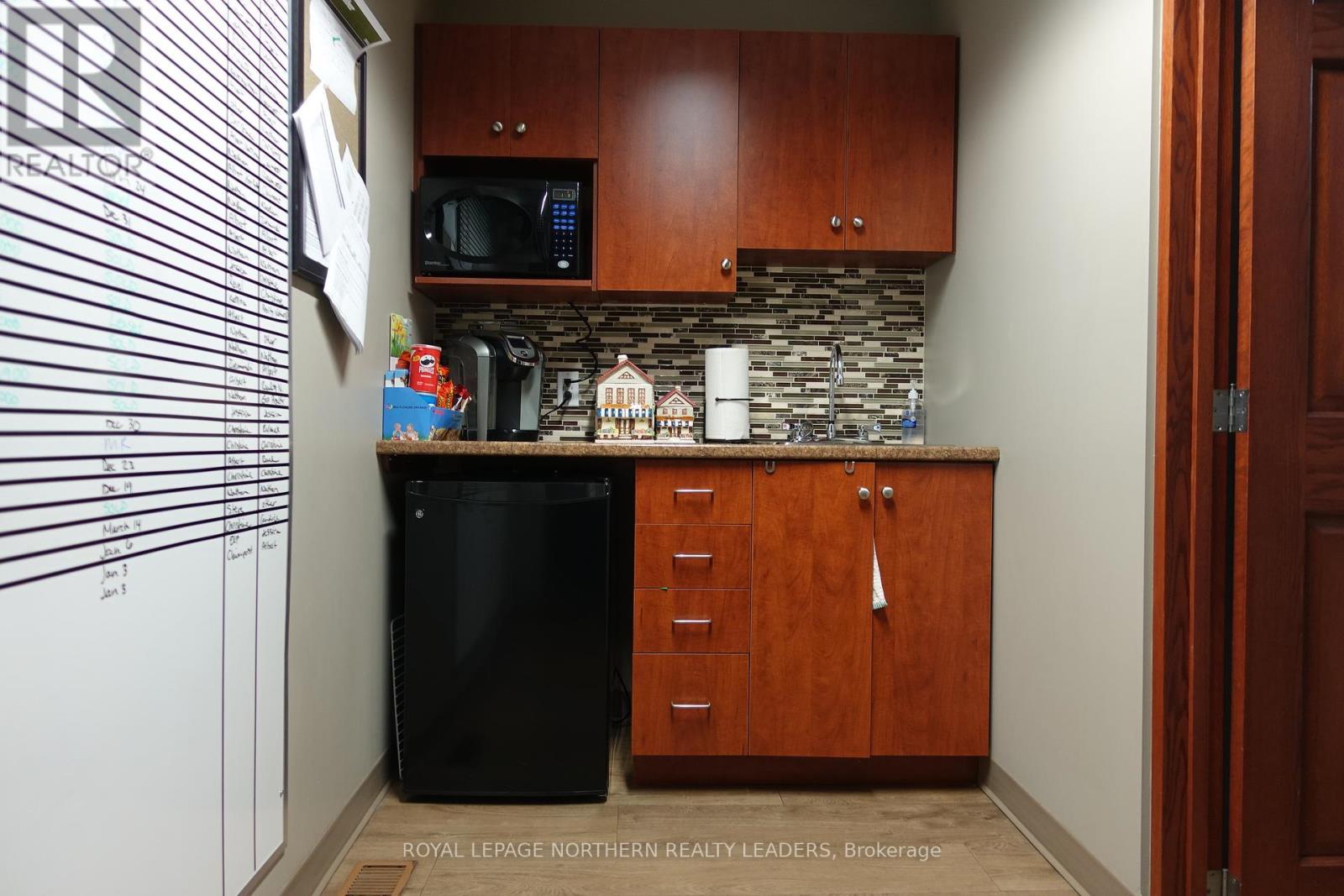 












650-654 RIVERSIDE DRIVE N

,
Timmins (MTJ - Main Area),




Ontario
P4N2G4

