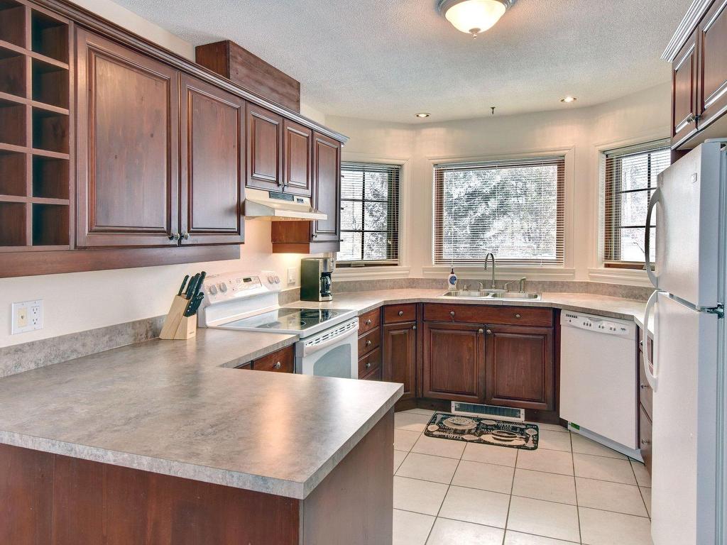 









142


Rue Pinoteau

, 1,
Mont-Tremblant,




QC
J8E3M3

