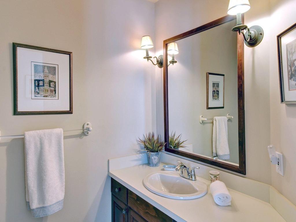 









142


Rue Pinoteau

, 1,
Mont-Tremblant,




QC
J8E3M3

