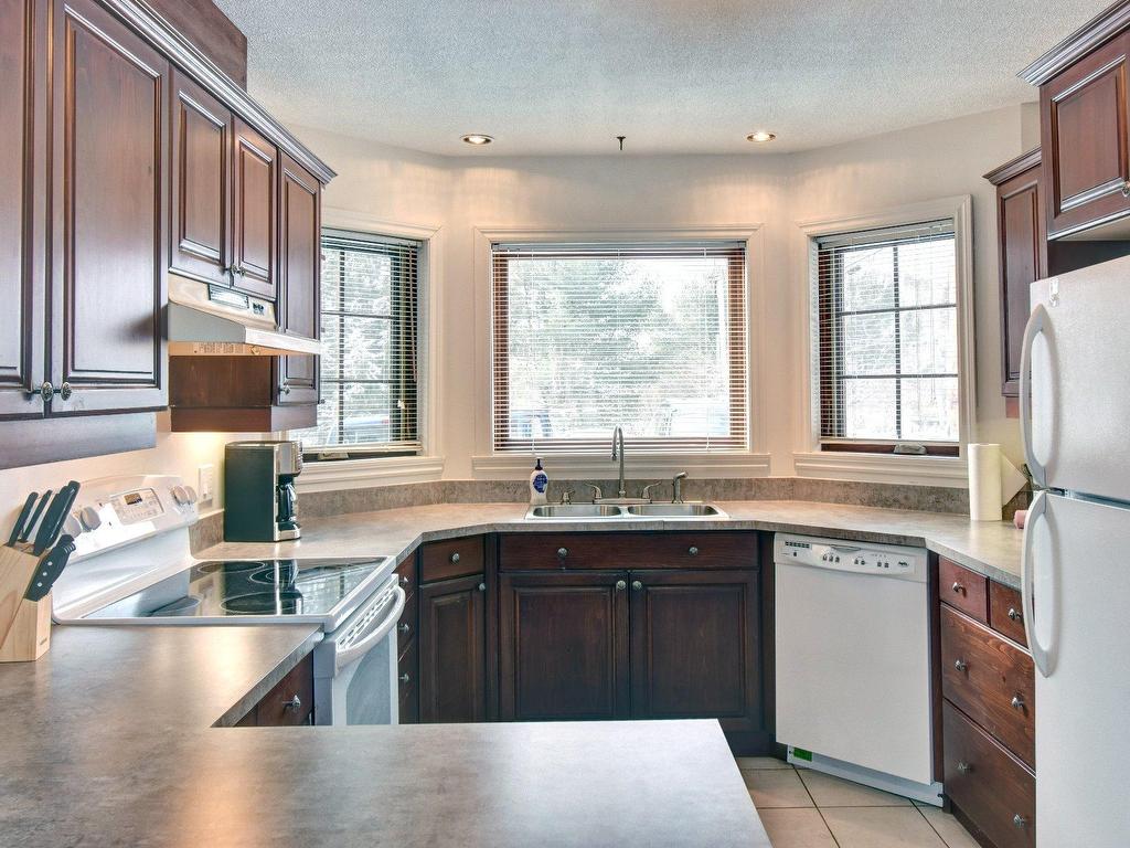 









142


Rue Pinoteau

, 1,
Mont-Tremblant,




QC
J8E3M3

