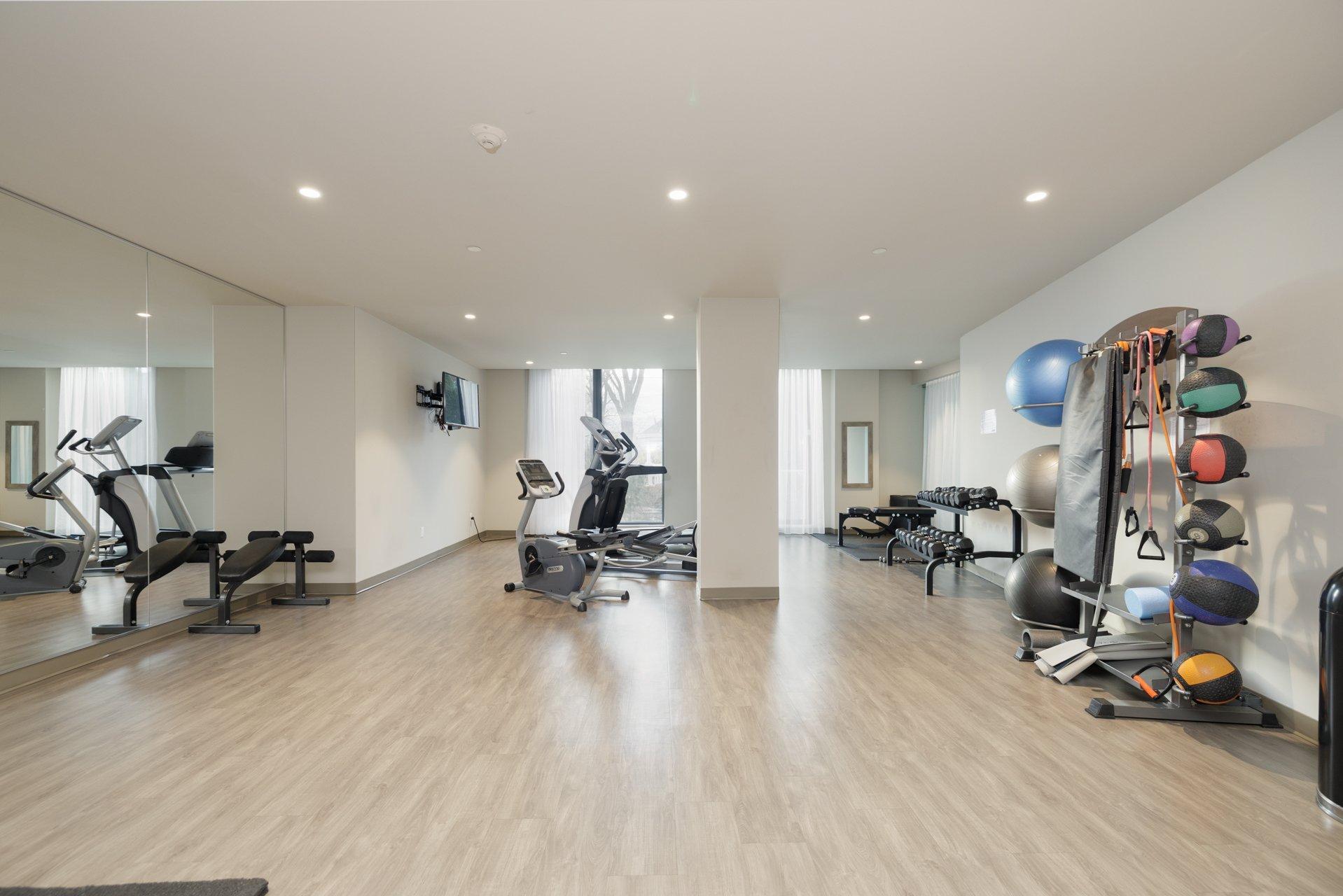 









36


Ch. du Bord-du-Lac-Lakeshore

, 205,
Pointe-Claire,




QC
H9S0B3

