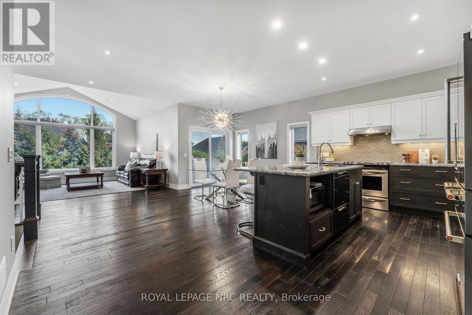 












36 HICKORY AVENUE

,
Niagara-on-the-Lake (St. Davids),




Ontario
L0S1J1

