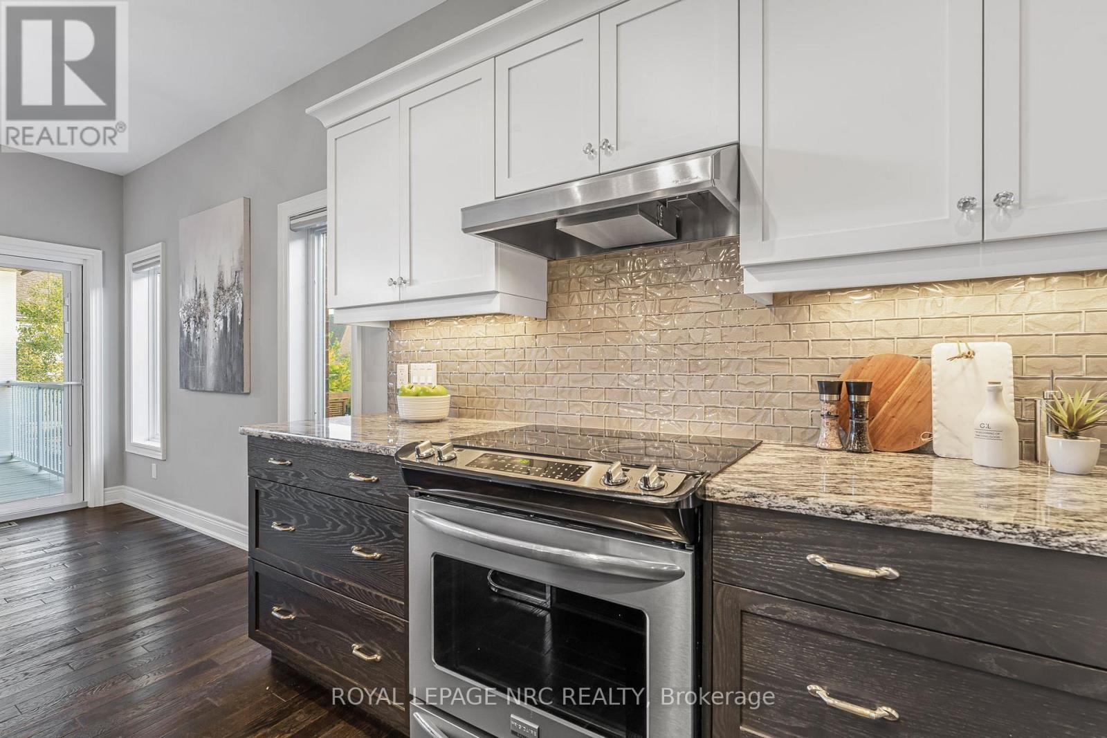 












36 HICKORY AVENUE

,
Niagara-on-the-Lake (St. Davids),




Ontario
L0S1J1


