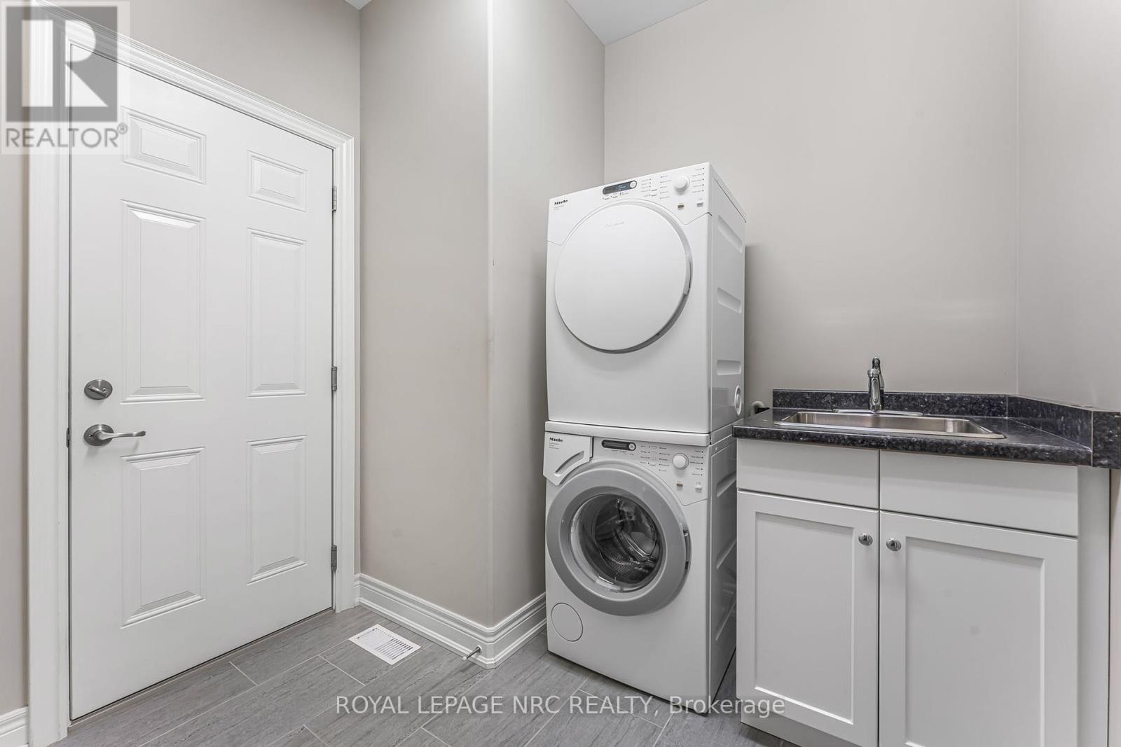 












36 HICKORY AVENUE

,
Niagara-on-the-Lake (St. Davids),




Ontario
L0S1J1

