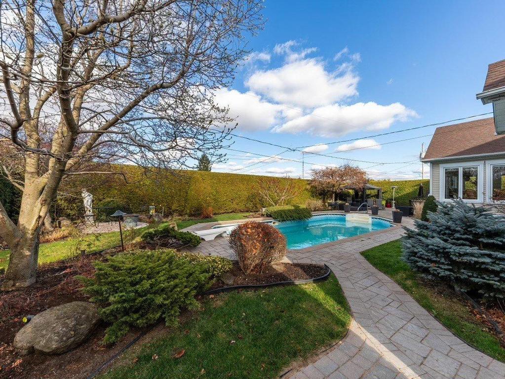 









496


Rue Fortin

,
Napierville,




QC
J0L1L0

