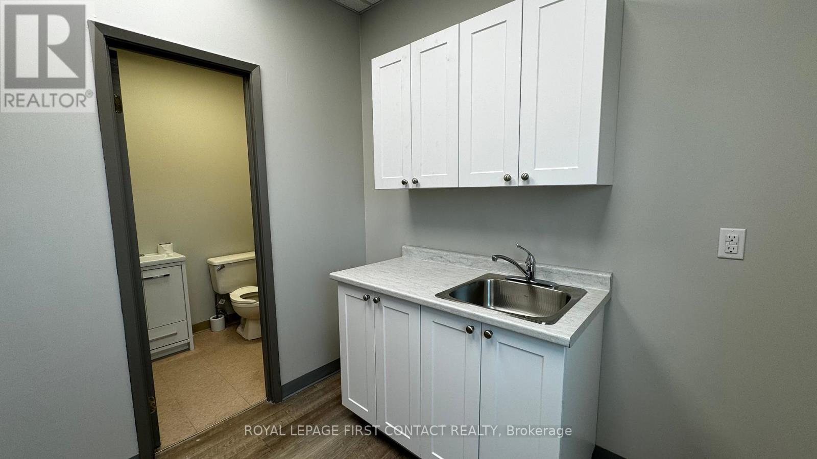 












201D - 190 CUNDLES ROAD E

,
Barrie,




Ontario
L4M4S5

