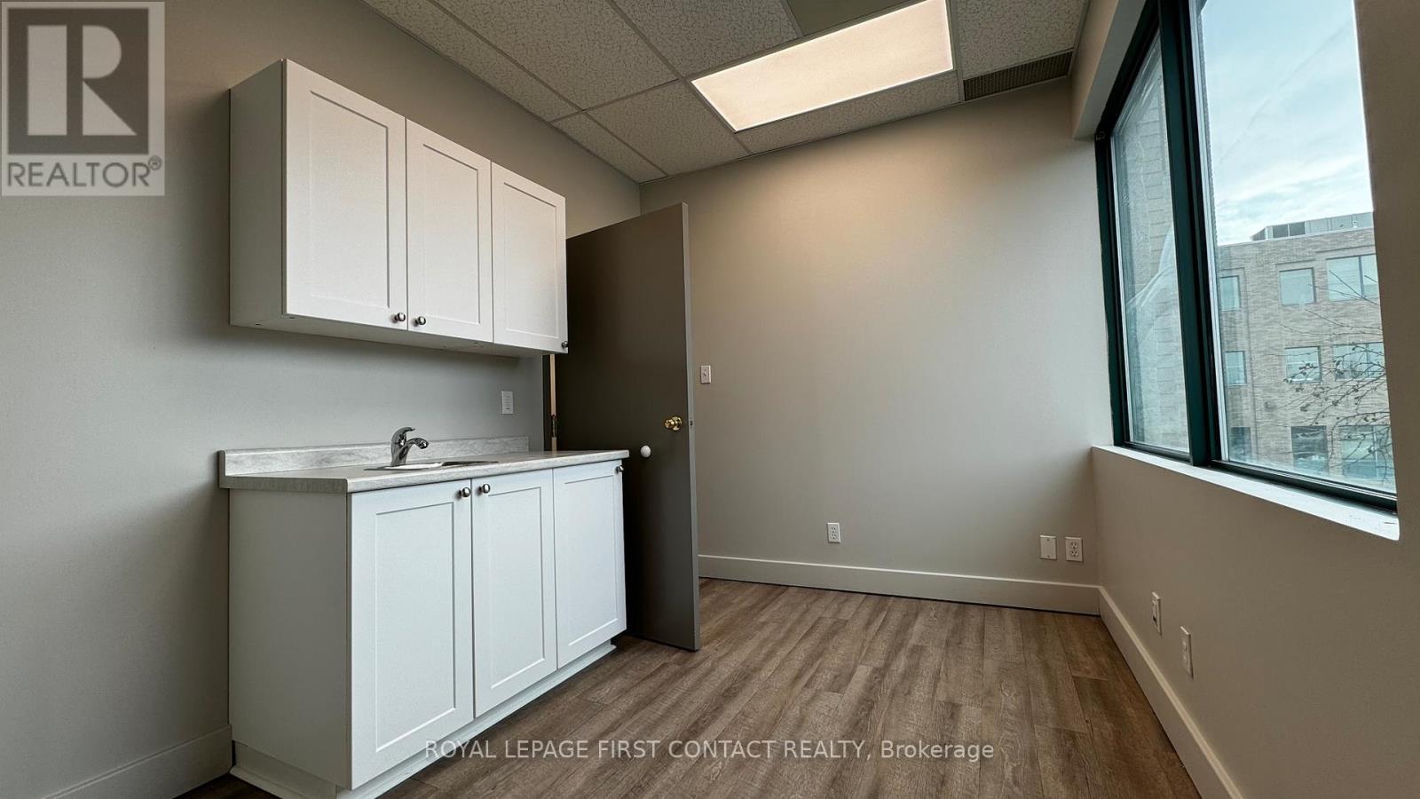 












201D - 190 CUNDLES ROAD E

,
Barrie,




Ontario
L4M4S5

