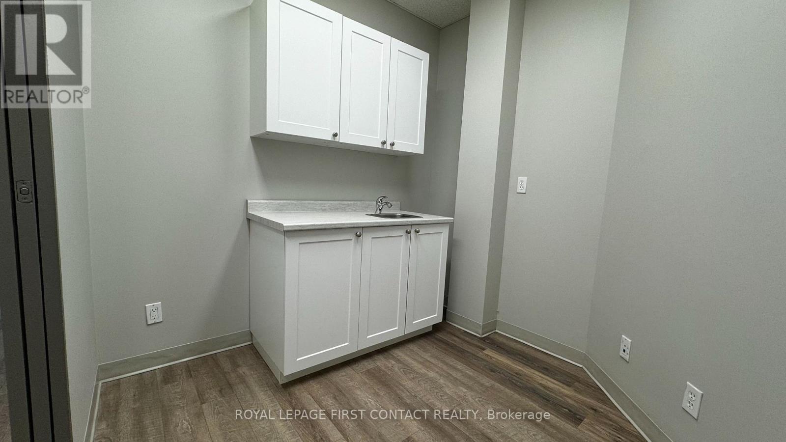 












201D - 190 CUNDLES ROAD E

,
Barrie,




Ontario
L4M4S5

