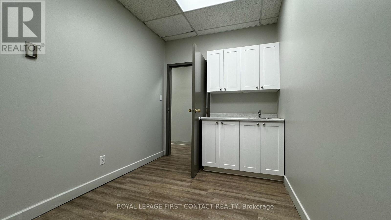 












201D - 190 CUNDLES ROAD E

,
Barrie,




Ontario
L4M4S5


