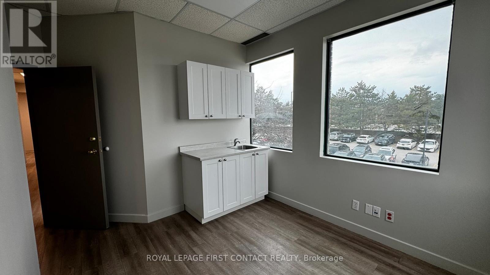 












201D - 190 CUNDLES ROAD E

,
Barrie,




Ontario
L4M4S5

