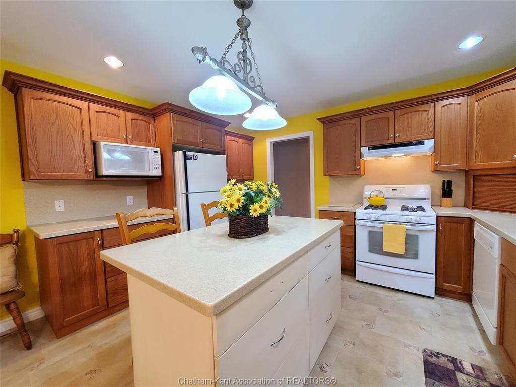 









11300


Rondeau Estates

Line,
Rondeau Bay Estates,




ON
N0P 1X0

