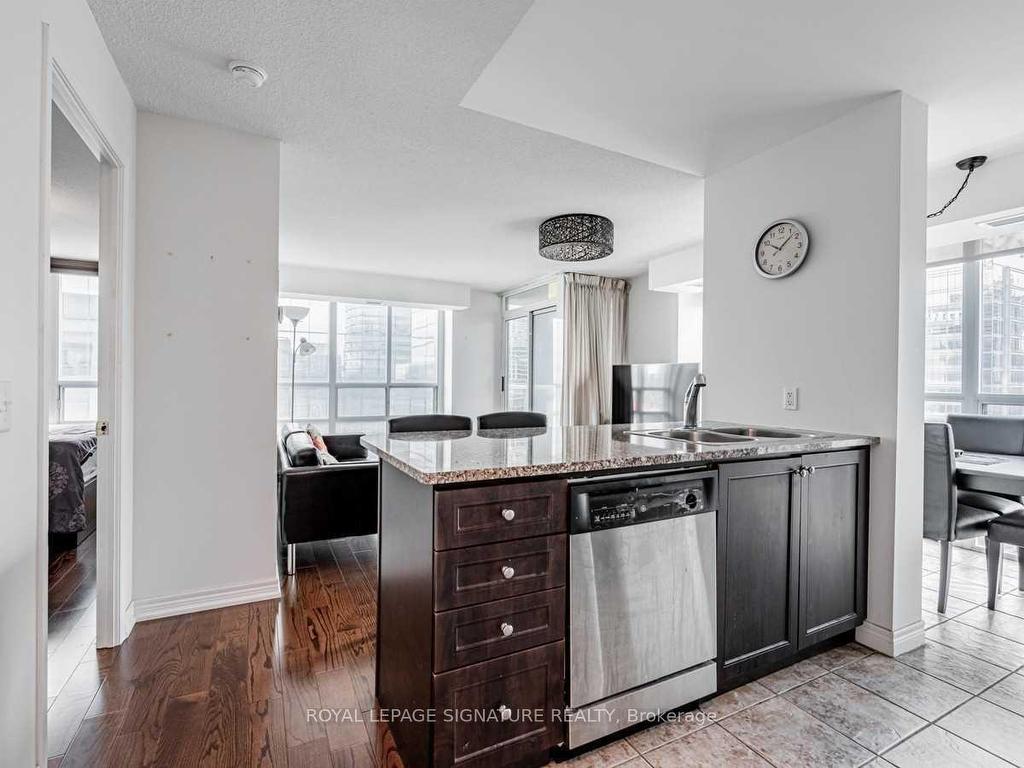 









30


Grand Trunk

Crescent, 3906,
Toronto,




ON
M5J 3A4

