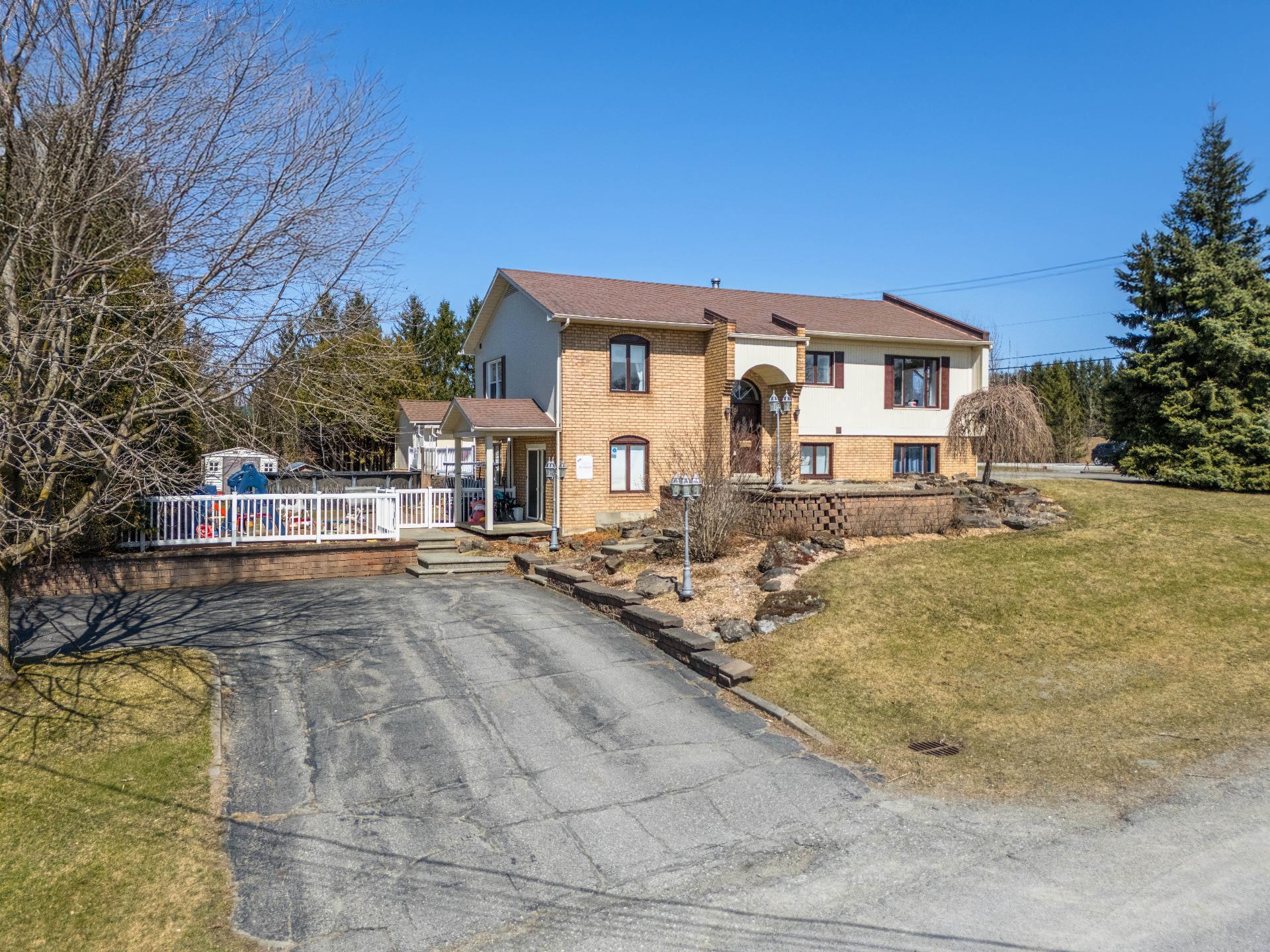 









6535

 - 6539


Route Louis-S.-St-Laurent

,
Compton,




QC
J0B1L0

