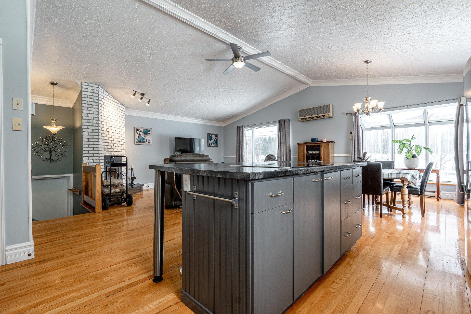 









6535

 - 6539


Route Louis-S.-St-Laurent

,
Compton,




QC
J0B1L0

