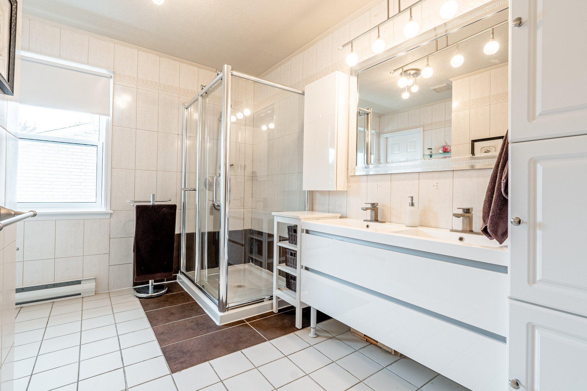 









6535

 - 6539


Route Louis-S.-St-Laurent

,
Compton,




QC
J0B1L0

