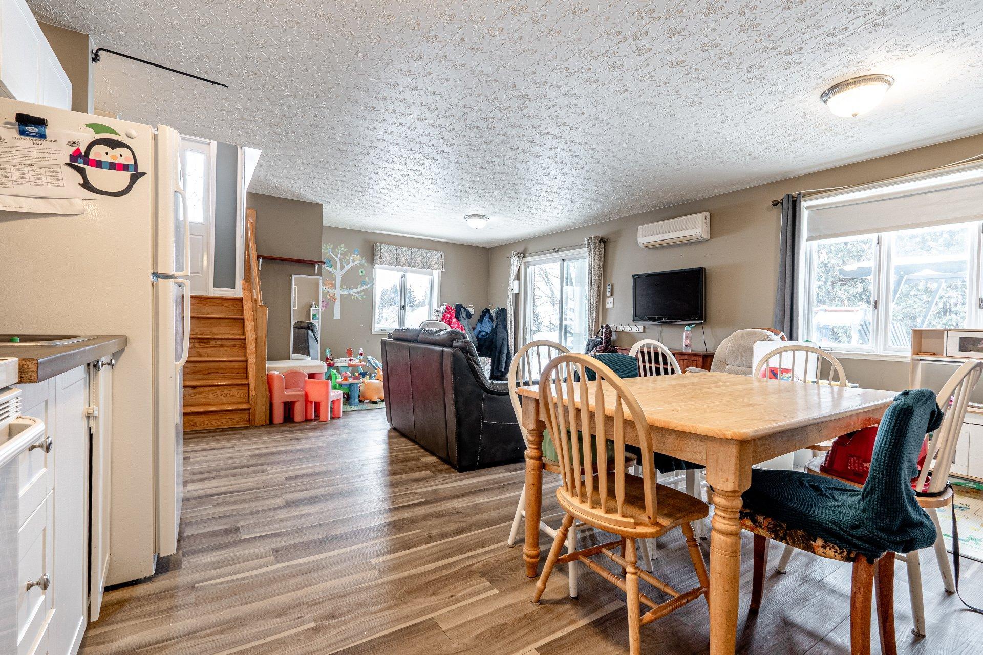 









6535

 - 6539


Route Louis-S.-St-Laurent

,
Compton,




QC
J0B1L0

