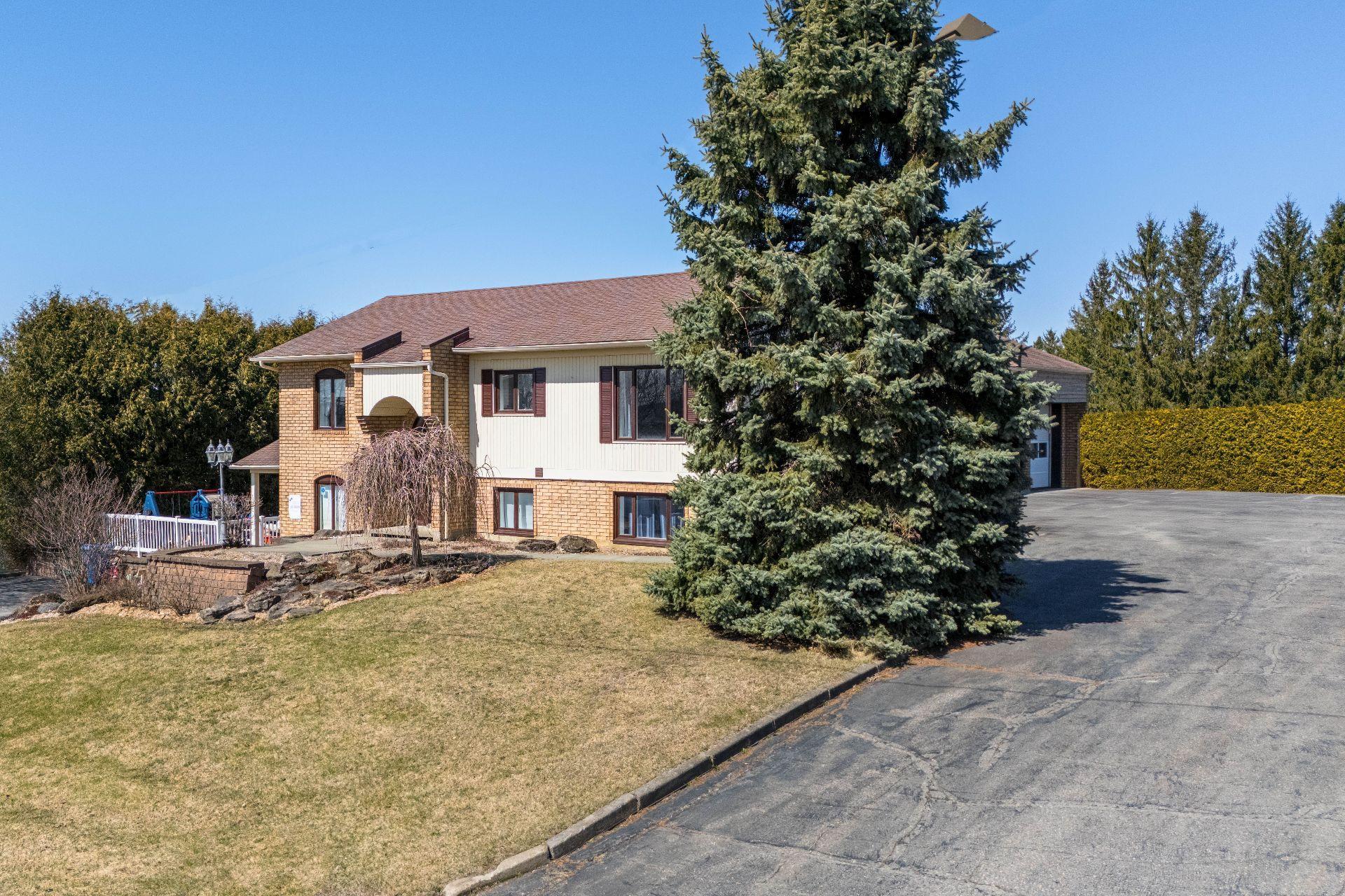 









6535

 - 6539


Route Louis-S.-St-Laurent

,
Compton,




QC
J0B1L0

