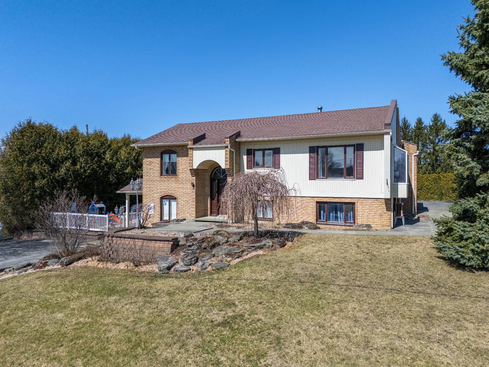 









6535

 - 6539


Route Louis-S.-St-Laurent

,
Compton,




QC
J0B1L0

