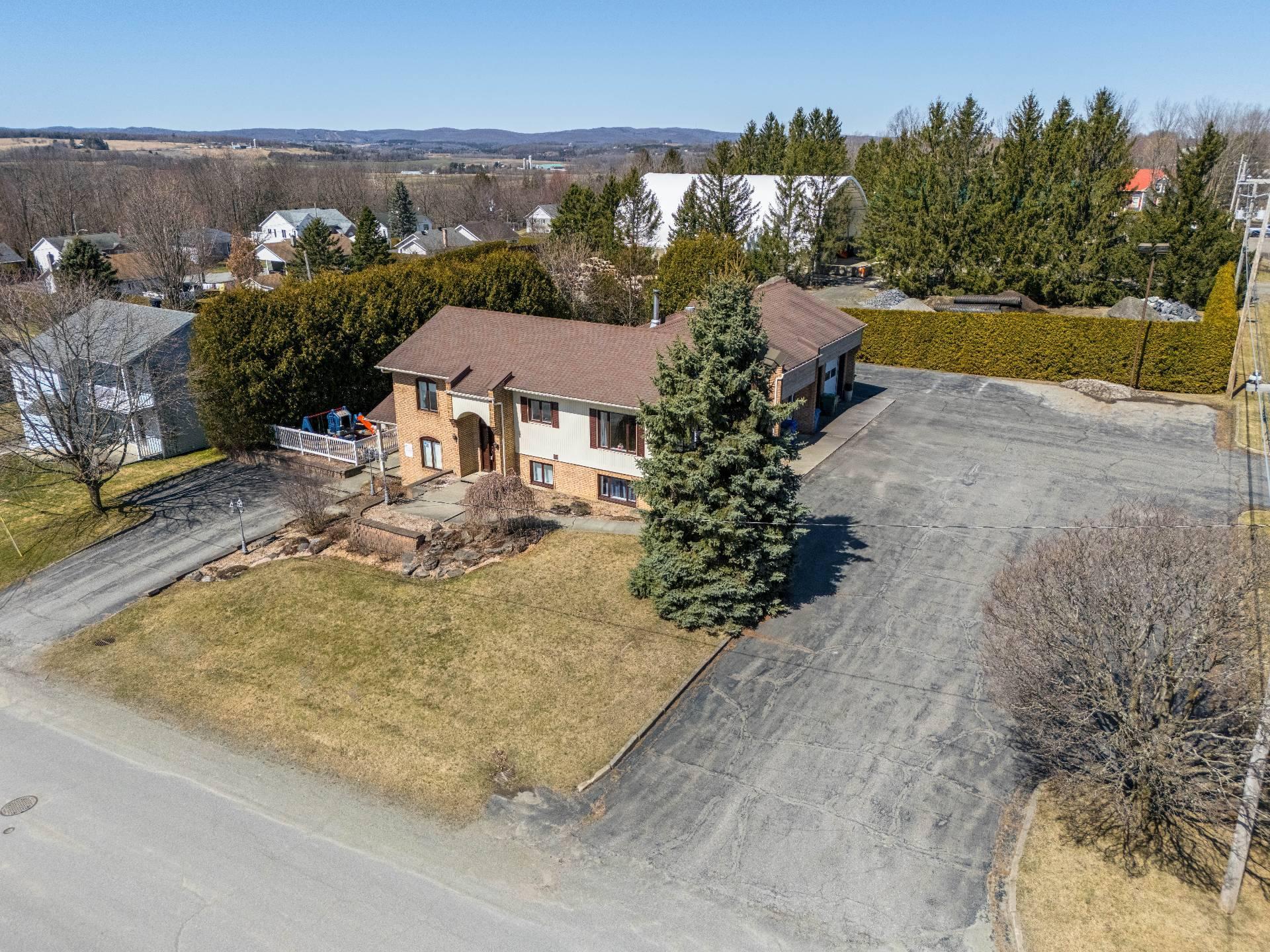 









6535

 - 6539


Route Louis-S.-St-Laurent

,
Compton,




QC
J0B1L0

