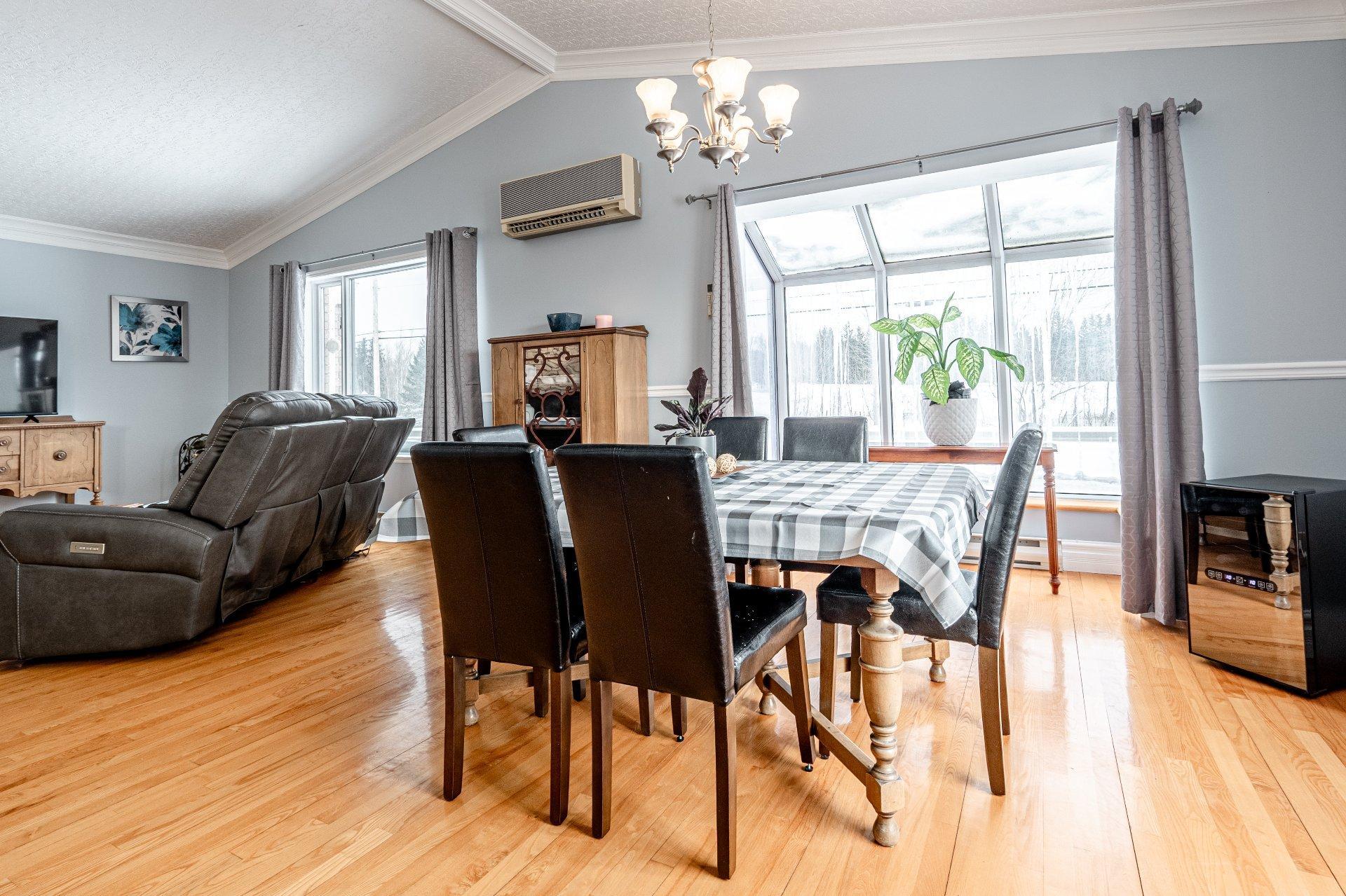









6535

 - 6539


Route Louis-S.-St-Laurent

,
Compton,




QC
J0B1L0


