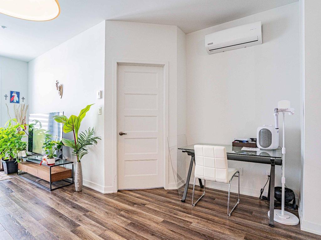 









740


Av. Victoria

, 806,
Saint-Lambert,




QC
J4R0A8

