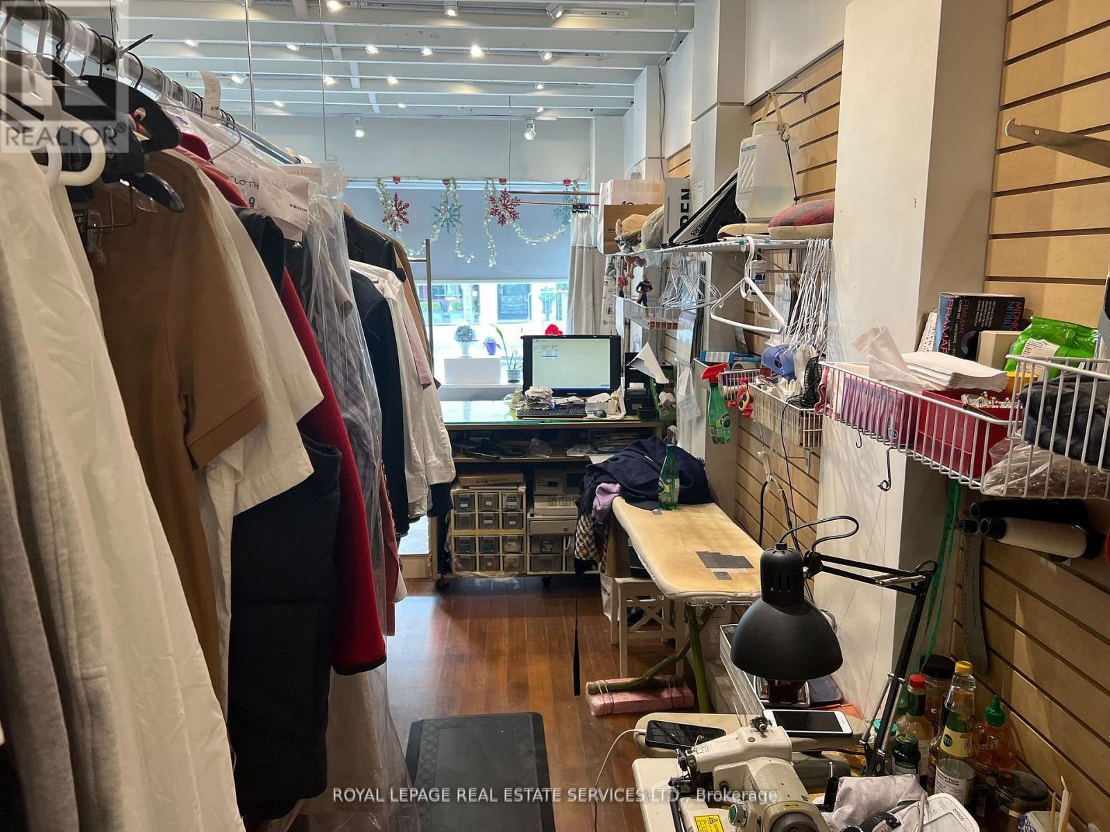 












1011 YONGE STREET

,
Toronto,




Ontario
M4W2K9

