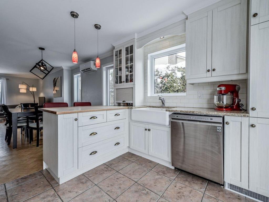 









120


Av. Charles-N.-Frégeau

,
Rougemont,




QC
J0L1M0

