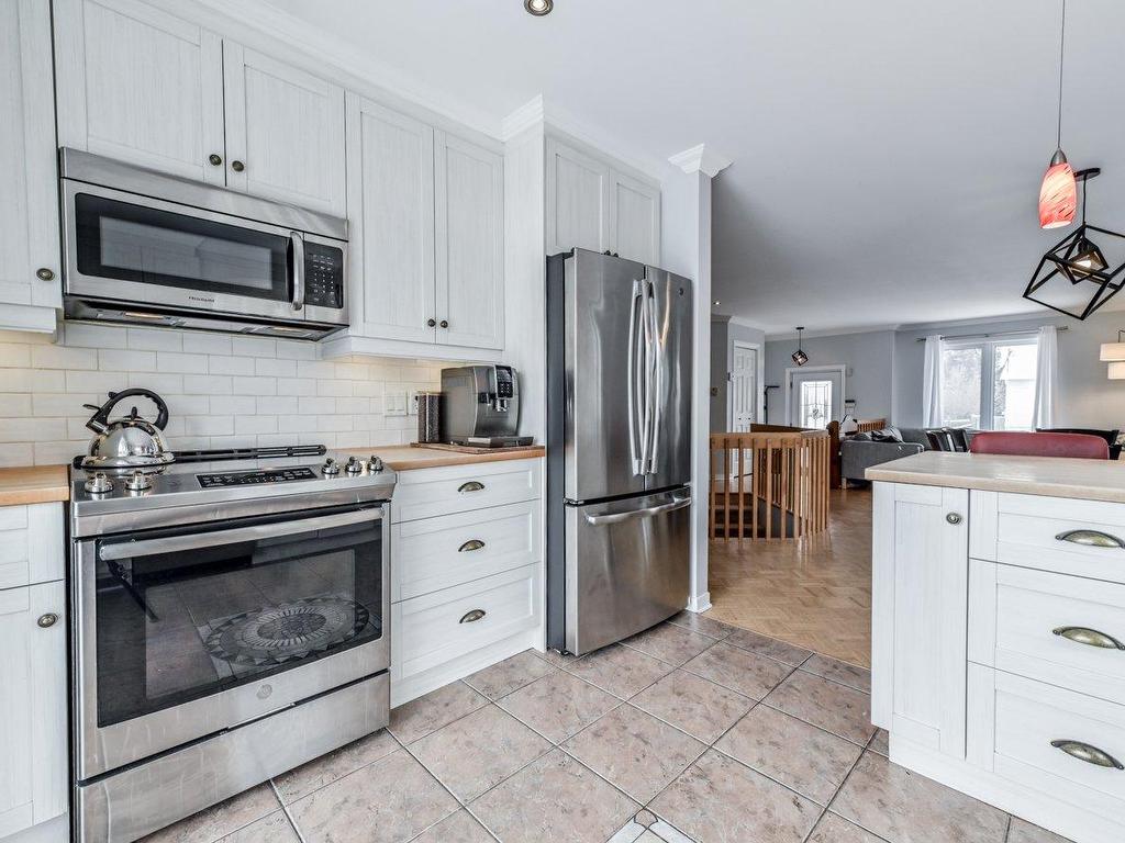 









120


Av. Charles-N.-Frégeau

,
Rougemont,




QC
J0L1M0

