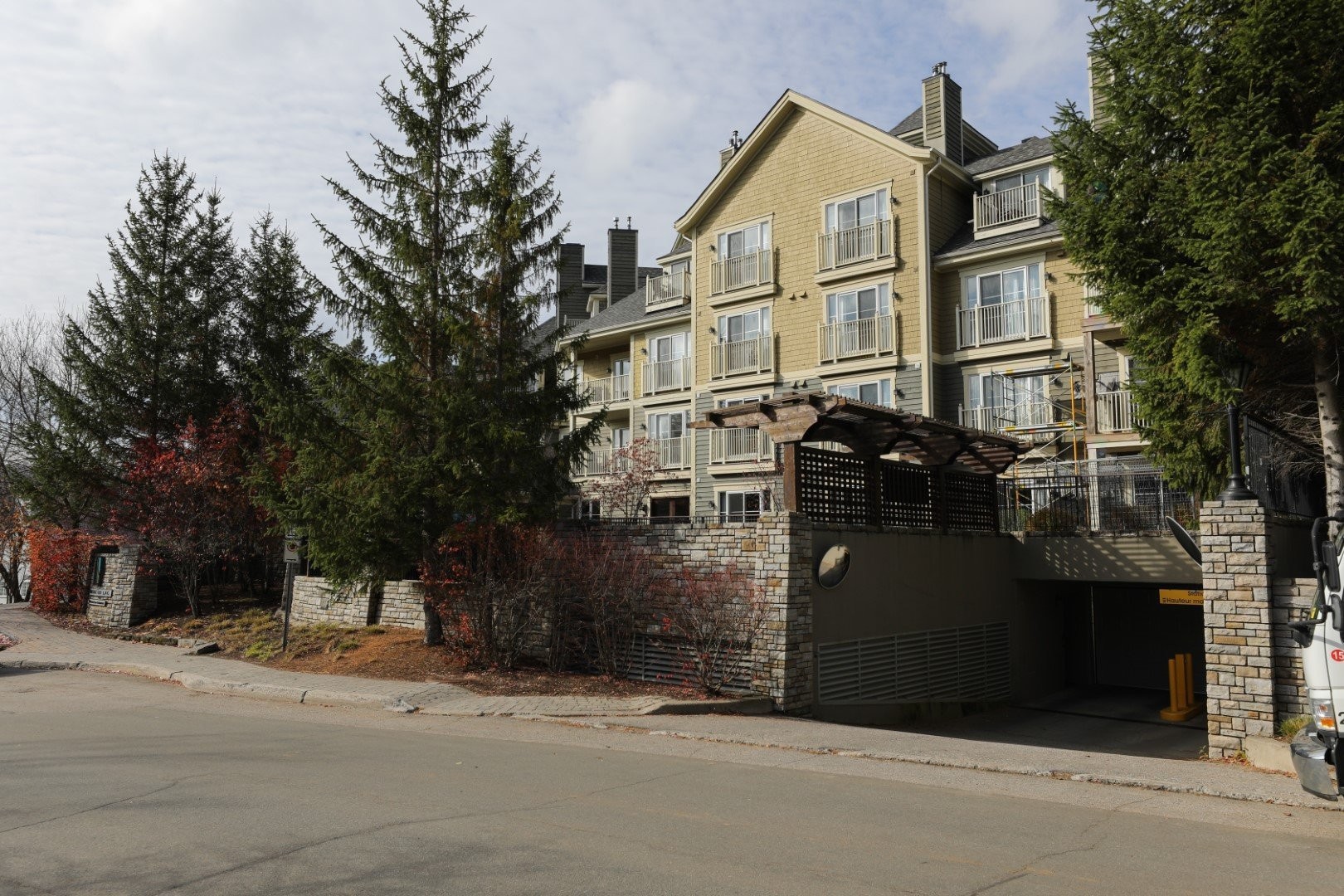 









150


Ch. du Curé-Deslauriers

, 302,
Mont-Tremblant,




QC
J8E1C9

